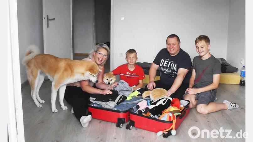 Umzugs-Endspurt: Patrick Weiß, seine Frau Nicole Weiß, die Söhne Lukas (12) und Jack (10) sowie die beiden Hunde Miko und Hoschi ziehen im Oktober nach Australien. Dort baut die Firma Witron, bei der Patrick und Nicole Weiß arbeiten, zwei Logistik-Zentren. Bild: Gabi Schönberger