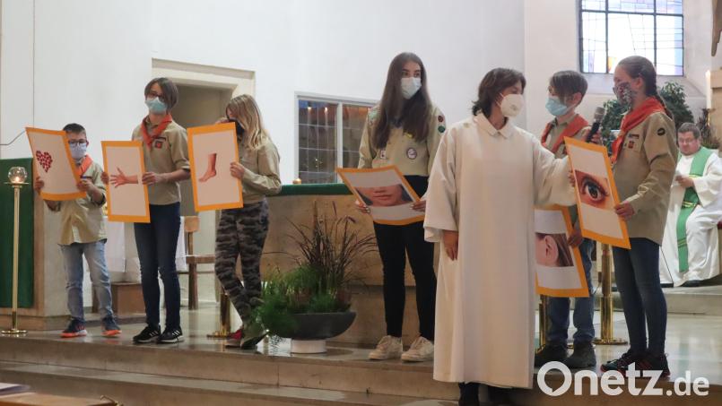 Zur Predigt sprachen Hand, Fuß, Mund und Herz. Ohne einander geht es nicht: Ein Leib, viele Glieder. So wie wird es als Gemeinschaft der Christen sind. Gabi Sieder gestaltete den Gottesdienst mit den Pfadfinder, soweit dies möglich war. Bild: wrm