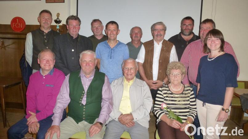Die Geehrten mit (sitzend, von rechts) Käthe Kneidl, Alois Zanner (60 Jahre), Adolf Grasser (40), Norbert Heibl (30). Ihnen gratulierten Vorsitzender Horst Helgert, Bezirkschef Reinhard Ott (Erster und Sechster von links) sowie Nicole Presche (vorne, rechts). Bild: bk