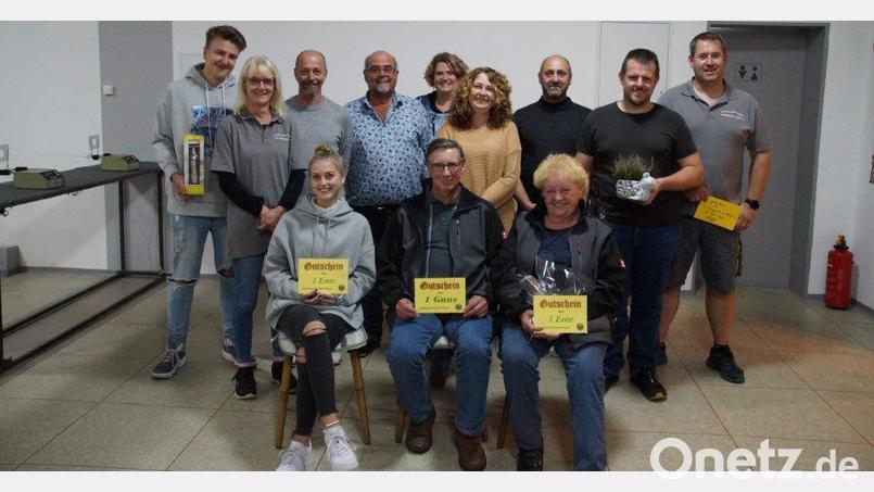 Einige der Teilnehmer des Kirwa-Schießens mit den Gewinnern (sitzend von links) Selina Schäfer, Manfred Kraus und Tatjana Mathes sowie Alois Helgert (Vierter von links) und Stefan Pregler (rechts). Bild: njn