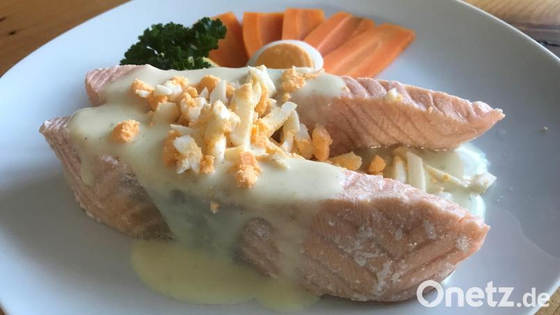 Wer mag, serviert zum pochierten Lachs mit Eisauce Erbsenschoten oder einen Blattsalat. Bild: Michael Schiffer