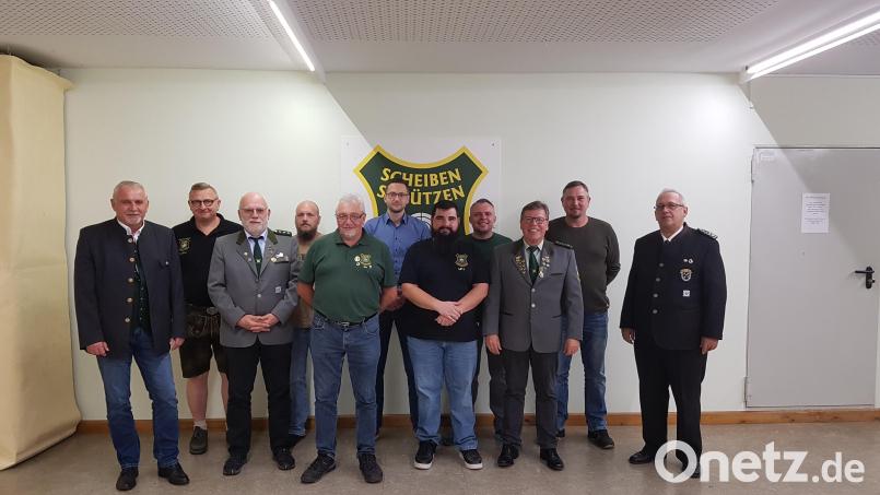 Bürgermeister Ludwig Biller (links) und Zweiter Gauschützenmeister Thomas Busch gratulieren der Führungsmannschaft der Scheibenschützengesellschaft mit Vorsitzendem Peter Nickl (Dritter von links) zur Wiederwahl. Bild: bk