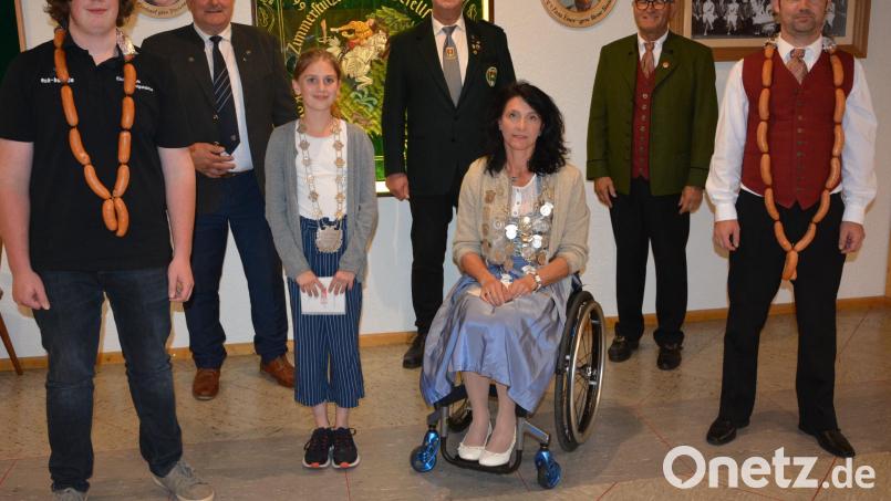 Neue Regentinnen gibt es bei den Schützen in Königshütte. Im Bild (von links) Maximilian Dietz, Bürgermeister Johann Burger, Jugendkönigin Amelie Rath, Gauschützenmeister Manfred Zölch, Schützenkönigin Doris Scharnagl-Lindinger, Vorsitzender Eberhard Kirchner und Thorsten Härtl. Bild: jr