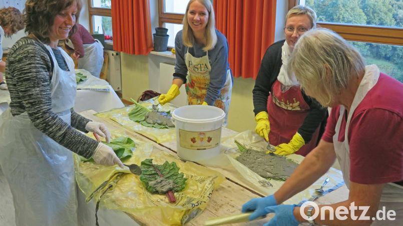 Mit großen Blättern, wie zum Beispiel vom Mangold oder Rhabarber, kann man mit Hilfe von Beton kunstvolle Schalen anfertigen, zeigen die Kursteilnehmerinnen. Bild: ow