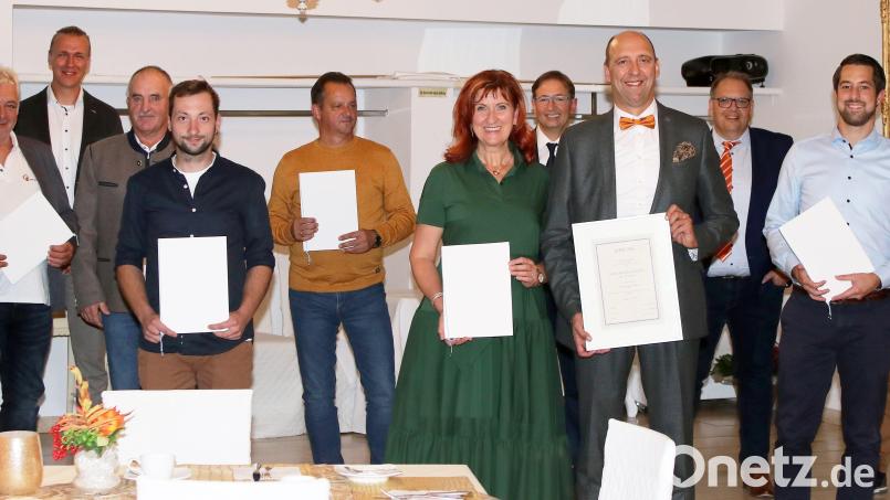 Geschäftsführer Harald (Fünfter von rechts) und Geschäftsleiterin Andrea Gollwitzer (Siebte von rechts), die beide selbst geehrt wurden, Ludwig Gollwitzer (Dritter von links) sowie die Prokuristen und Geschäftsführer Hans Götz, Christian Stolper, Manfred Brunner und Andreas Striegl zeichneten langjährige Mitarbeiter der Spezialtiefbaufirma Gollwitzer aus. Bild: lst