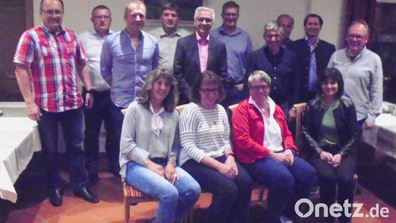 Bürgermeister Ludwig Gürtler, Sven Stock, Marco Klier, Alfred Eckl, Norbert Dobmeier, Michael Bartmann, Bernhard Walter, Michael Karl, Uli Maier und Bernhard Ottl (stehend von links). Traudl Glas, Edeltraud Zitzmann, Simone Friedl, und Christine Kick (sitzend von links). Bild: rfi