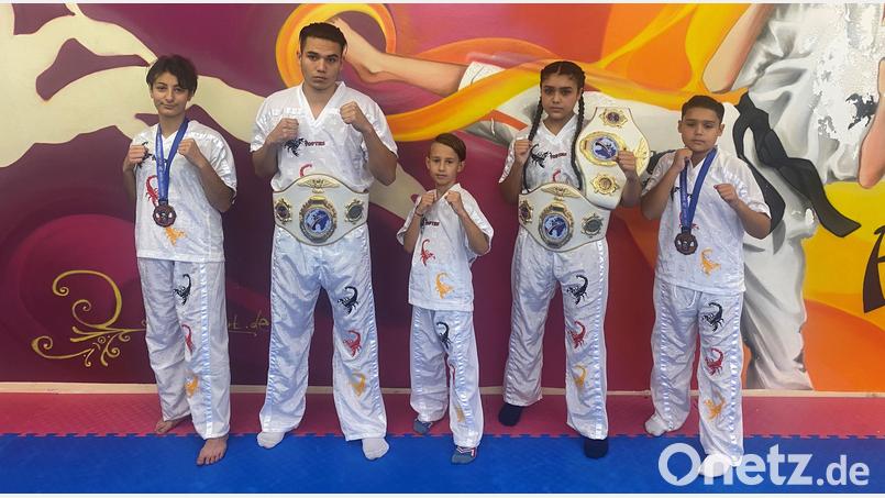 Die erfolgreichen Kickboxer der United Scorpion Fighters Amberg bei der WM: (von links) Ariana Mobadi, Leonardo Lursky, Laurin Kunszmann, Georgia Dabrowski und Maurice Dabrowski Bild: Lourzki/exb