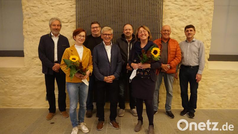 Die Siedlergemeinschaft wählte eine neue Vorstandschaft. Im Bild Doris Nachtmann-Wurm, Kurt Nennstiel, Mathilde Wilka (erste Reihe von links), stellvertretender Bezirksvorsitzender Arthur Weber, Rainer Kuplent, Martin Bäumler, Johann Lehner und Ludwig Reger (Zweite Reihe von von links). Bild: eib