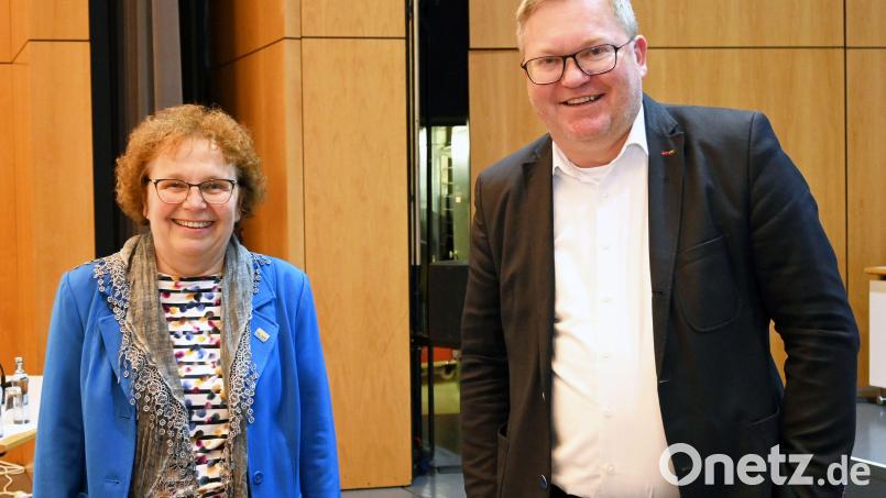 OB Michael Cerny gratulierte Brigitte Netta und ihrem Team ganz herzlich zur Nominierung für den deutschen Kita-Preis und drückt schon jetzt die Daumen, dass es die DigiMINTKids bis ins Finale schaffen. Bild: Susanne Schwab, Stadt Amberg/exb