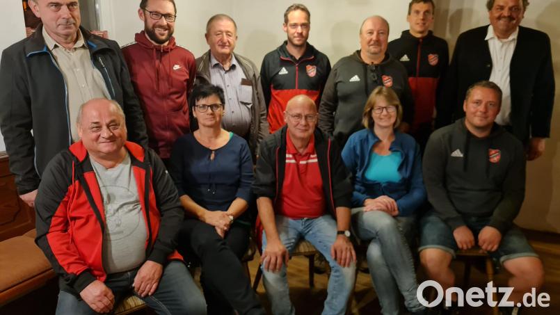 Die neue Vorstandschaft des VfB Thanhausen (hinten, von links): Betreuer Alois Schuller, Zweiter Vorsitzender Martin Freundl, Beisitzer Michael Heldwein sen., Kassier Tobias Fiedler, Spartenleiter/Fußball Christian Schwamberger, Beisitzer Andreas Friedl und Zweiter Bürgermeister Michael Schedl sowie (vorne, von links) Platzwart Max Fenzl, Spartenleiterin/Fitness Edeltraud Friedl, Vorsitzender Gerald Helm, Schriftführerin Martina Walter und Beisitzer Wolfram Richtmann. Bild: rdh