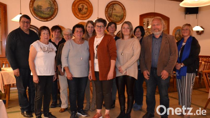 Der Vorstand des Katholischen Frauenbunds Etzgersrieth um Vorsitzende Lisa Ach (Sechste von rechts) stellt sich neu auf. Dazu gratulierten Pfarrer Udo Klösel (links), Bezirksvorsitzende Martha Bauer und Marktrat Fritz Steinhilber (von rechts). Bild: gi