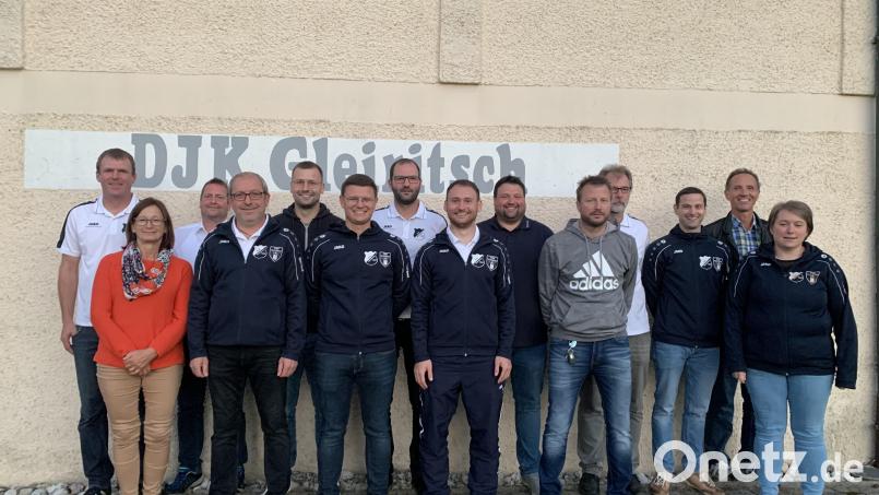 Die DJK hat eine neue Vorstandschaft: (von links): Christian Schwandner, Renate Ring, Hubert Irlbacher, Jürgen Bäumler, Leonhard Birner, Sebastian Kraus, Heinz Arbter, Sebastian Schwandner, Christian Gürtler, Jürgen König, Thomas Gschrey, Matthias Zinkl, Joachim Kellner und Cornelia Irlbacher. . Bild: sgs