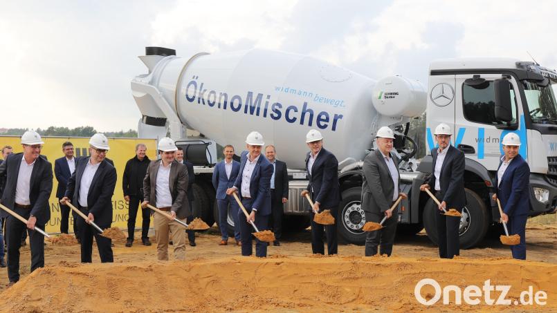 Beim Spatenstich (von links) Jochen Metzger (Fa. Leonhard Weiss), Bernd Götz (Autohaus Widmann), Daniel Steiner (Autohaus Widmann), Erich Meidinger (Erster Bürgermeister Ebermannsdorf), Bernd Widmann (Geschäftsführer Autohaus Widmann), Landrat Richard Reisinger, Martin Duschner (Sparkasse Oberpfalz-Nord) und Klaus Kuhn (Kreissparkasse Ostalb). Bild: e