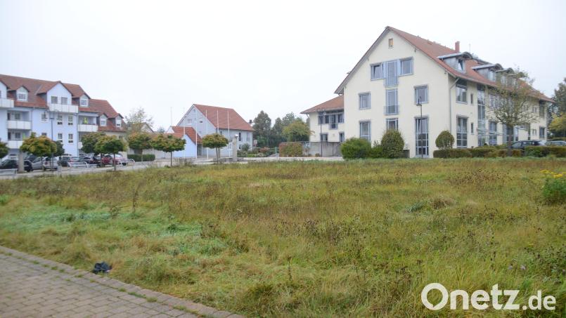 Das Bild zeigt das Baugrundstück des geplanten Mehrfamilienwohnhauses für zwölf Parteien südlich des Rathauses in Speichersdorf. Bild: ak