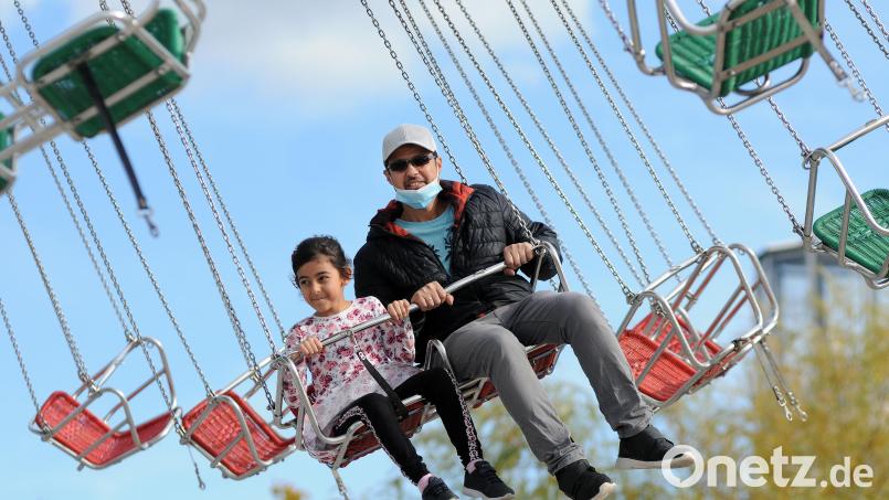 Am Donnerstagnachmittag haben die Fahrgeschäfte bei den Amberger Herbsttagen vielen Familien Freude bereitet. Bild: Stephan Huber