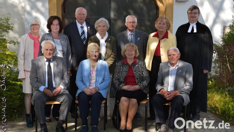 Diese Frauen und Männer kamen zur Gnadenkonfirmation nach Rosenberg. Bild: Fotohaus Jäger