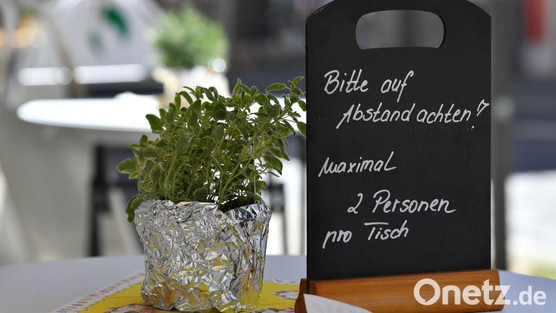Die Abstandsregel in der Gastronomie gilt weiter, die 3G-Regeln entfällt in Weiden aber wieder. Symbolbild: Martin Schutt/dpa