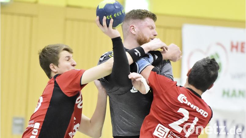 Ordentlich zur Sache ging es im letzten Derby zwischen der HG Amberg und dem HC Sulzbach, das die Herzogstädter im Dezember 2019 mit 27:24 gewannen. Im Bild wird der Amberger Sean Turner (Mitte) von den Sulzbachern Benjamin Termer (links) und Pavel Schut in die Zange genommen.

Bild: Ziegler Archivbild: Ziegler