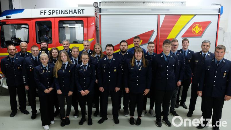 Unser Bild zeigt die Teilnehmer an der Leistungsprüfung mit dem Schiedsrichterteam, den örtlichen Führungskräften der Feuerwehr Speinshart und zweitem Bürgermeister Roland Hörl. Bild: do
