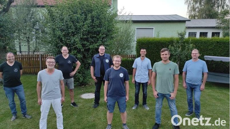 Sammelten Spenden für die Geschädigten der Flutkatastrophe in Deutschland (von links): Thomas Haberkorn, Markus Brunner und Karsten Heßing von den Stiftlandgrillern, André Röckl (Vorsitzender des Fischereiverein Stiftland), Norman Langenhan sowie Christian Summer, Bastian Arbter und Werner Schmelzer von der Stadtteilgemeinschaft &quot;Almerer&quot;. Bild: Heßing/exb