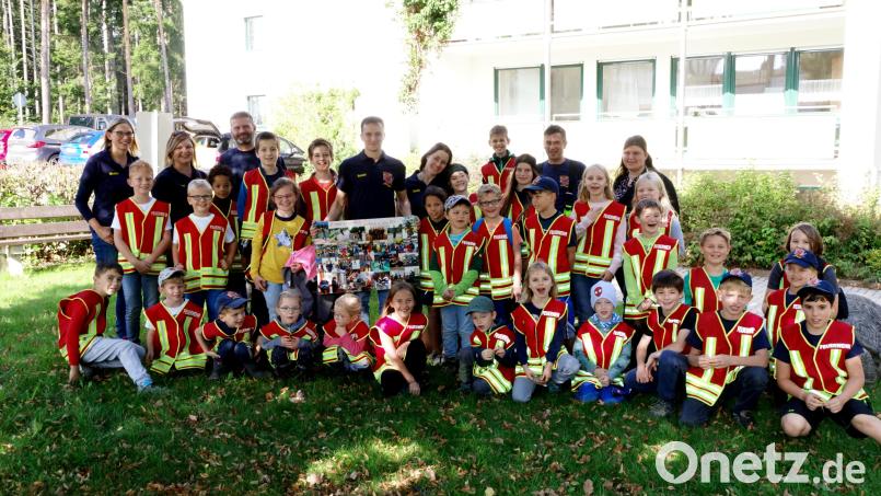 Die Feuerdrachen verabschiedeten Daniel Müller (Mitte), der die Kinder von Anfang an mit betreut hat. Bild: bkr