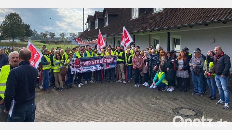 Der Auftakt zum dreitägigen Warnstreik zur Tarifrunde des Groß- und Außenhandels ging für die Firma Stahlgruber am Mittwoch auf der Sportanlage des SV Hahnbach über die Bühne. Im dortigen Streiklokal versammelten sich etwa 170 Beschäftigte des Logistikzentrums im Industriepark Ost. Bild: Wamser/exb