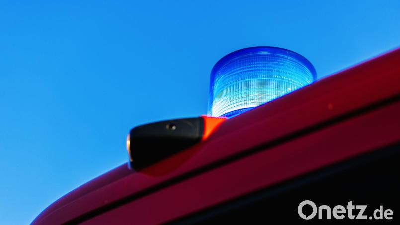 Das Blaulicht leuchtet auf dem Dach eines Feuerwehrfahrzeugs. Symbolbild: Philipp von Ditfurth