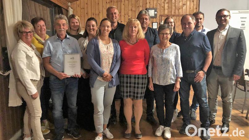 Die Führung der Tennisabteilung der SpVgg Schirmitz mit Abteilungsleiter Ferdl Grieger (Dritter von links). Bild: hcz