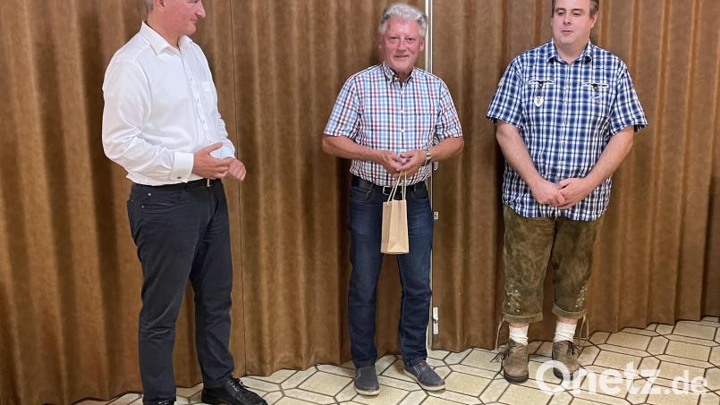 Der neue Ehrenvorsitzende Eugen Eckert (Mitte), Harald Schwartz (links) und Bernhard Hinteregger (rechts). Bild: Klaus Riede/exb