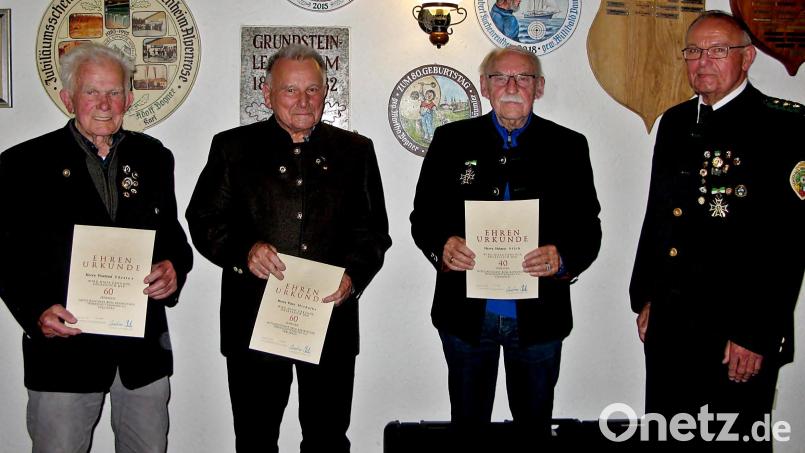 Schützenmeister Franz Fuhrmann (rechts) überreicht die Urkunden an (von links) Winfried Förster, Peter Michalke und Helmut Stich. Bild: R. Kreuzer