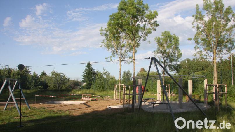 Die unverändert 20 Meter lange Seilbahn im Kinderspielplatz „Kreinzl“ thematisierte Bürgermeister Reger im Tagesordnungspunkt „Status Projekte“. Das Bild wurde vor einigen Wochen während der Baumaßnahme aufgenommen. Bild: wro