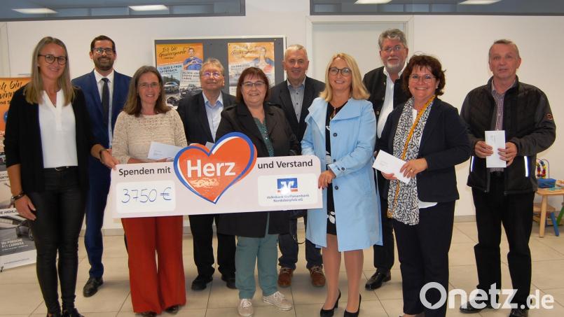 Die Volksbank spendet 3750 Euro an die Neustädter Schulen. Geschäftsstellenleiterin Pia Alwang (links) übergab mit Regionalmarktleiter Gerhard Röbl (Zweiter von links) die Spendenkuverts. Bild: sm