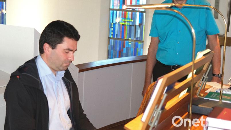 Organist Andreas Merl zieht auf der sanierten Orgel alle Register. Sehr zur Freude des Vorsitzenden des Kirchenbauvereins Ettmannsdorf, Stefan Wenisch (rechts). Bild: Hirsch