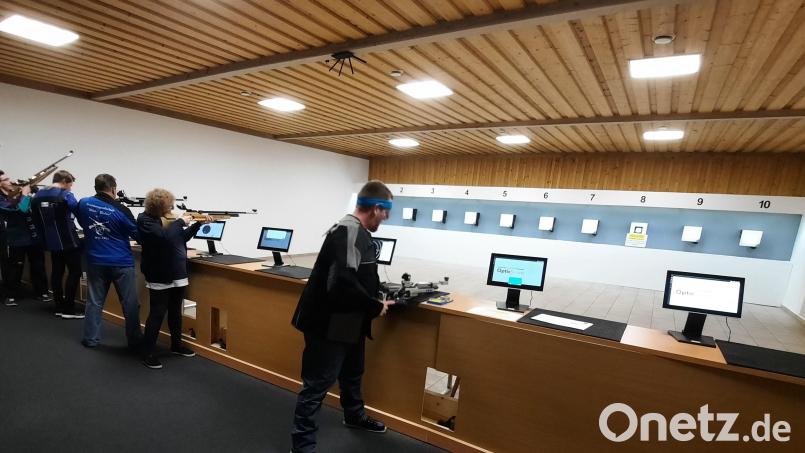 Die neuen Schießstände werden von den Mitgliedern gut angenommen bei den ersten Training. Bild: Thomas Graf/exb