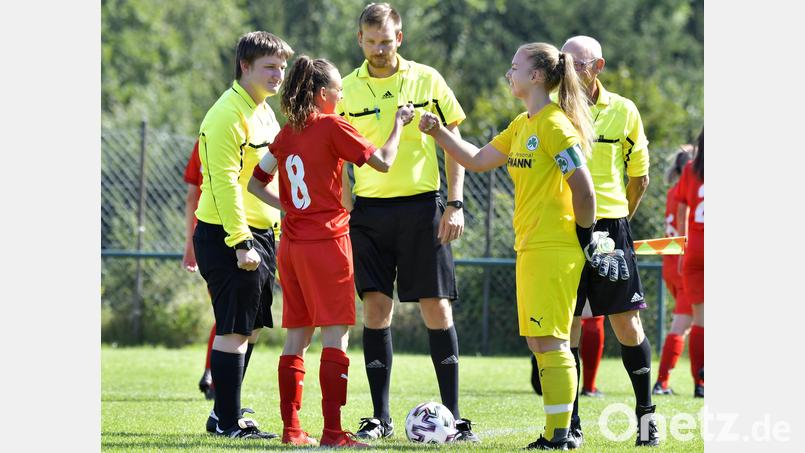 Begrüßung mit der "Corona-Faust": Das Team des TSV Theuern um Kapitänin Lena Götz (links) erwartet am Sonntag den FC Ingolstadt 04 II. Archivbild: Hubert Ziegler