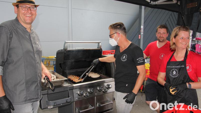 Eine spontane Grill-Spendenaktion für die Geschädigten der Flutkatastrophe in Deutschland veranstalteten die Stiftlandgriller Ende Juli. Im Bild: Karsten Heßing (links) und Stiftlandgriller-Vorsitzender Markus Brunner (Mitte) und ihr &quot;Bratwurst-Team&quot; beim Ausbraten. Archivbild: kro