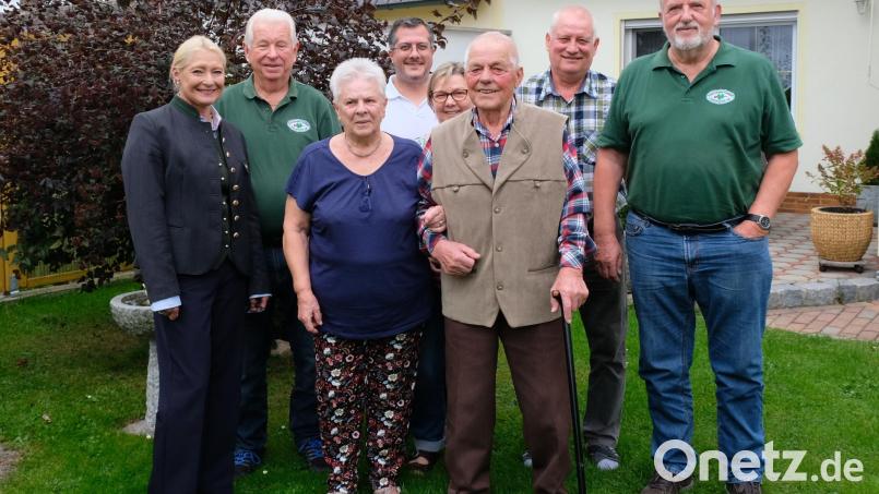 Jubilar Franz Beck freute sich zusammen mit seiner Frau Inge (vorne Mitte) über die zahlreichen Gratulanten zu seinem 90. Geburtstag. Bild: Picasa