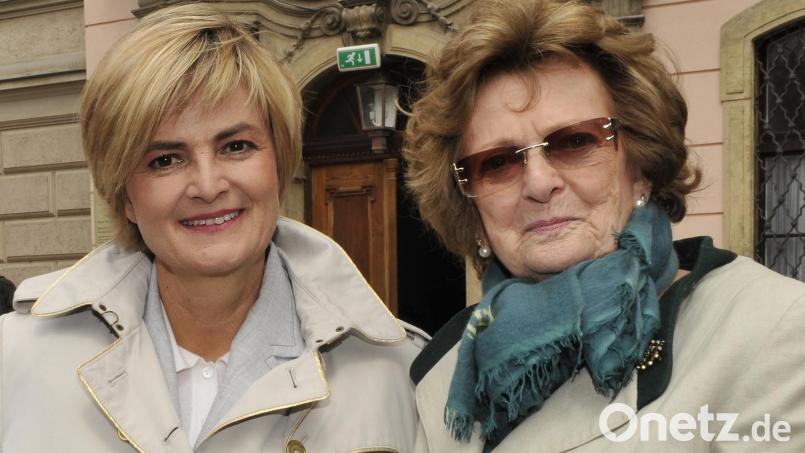 Gloria Fürstin von Thurn und Taxis (l) und ihre Mutter Gräfin Beatrix von Schönburg-Glauchau kommen zu den Thurn und Taxis Schlossfestspielen. Gloria Fürstin von Thurn und Taxis (61) trauert um ihre Mutter. Sie verstarb am Donnerstag im Alter von 91 Jahren. Archivbild: Ursula Düren/dpa