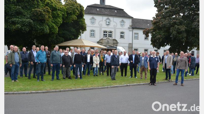 Die Mitglieder der Stadt- und Markträte aus den vier Käuferkommunen trafen sich zu einer Besichtigung des Schlosses Fockenfeld. Mit dabei waren (vorne, von rechts) Waldsassens Bürgermeister Bernd Sommer, Landrat Roland Grillmeier und Pater Benedikt Leitmayr. Bild: jr