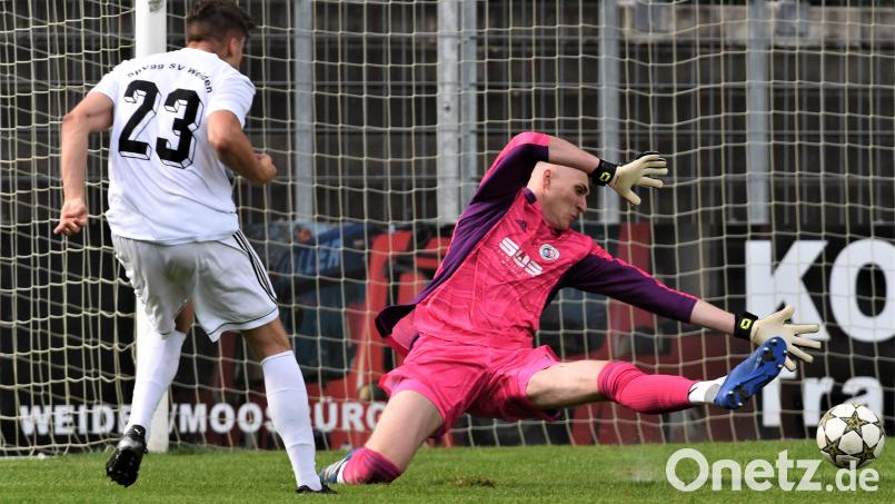 Die SpVgg SV Weiden empfängt am Freitag den ASV Burglengenfeld. Aus privaten Gründen fehlt Torjäger Nico Argauer (links), der hier beim 6:0-Sieg gegen Hauzenberg das 1:0 erzielt. Archivbild: G. Büttner