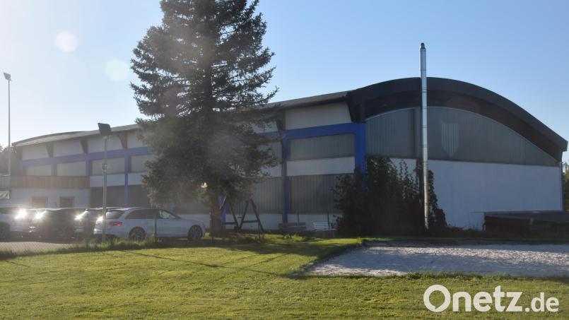 Absicht: die Sporthalle wird umfunktioniert zur Mehrzweckhalle. Umfangreiche Verbesserungen, gerade in Bezug Barrierefreiheit, würden eine Sanierung mit sich bringen. Bild: fz
