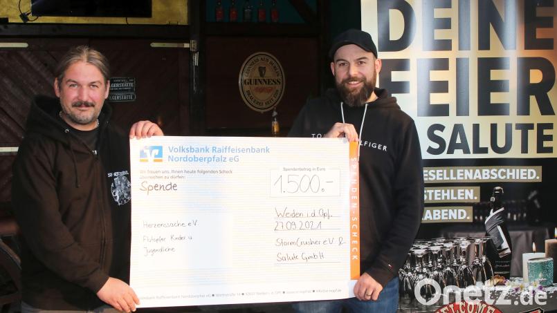 „Stormcrusher“-Vorsitzender Matthias Gmeiner (links) übergibt den Spendenscheck mit dem Erlös aus den Open Air-Festival an „Salute“-Chef Thomas Bauer. Bild: Stormcrusher/exb