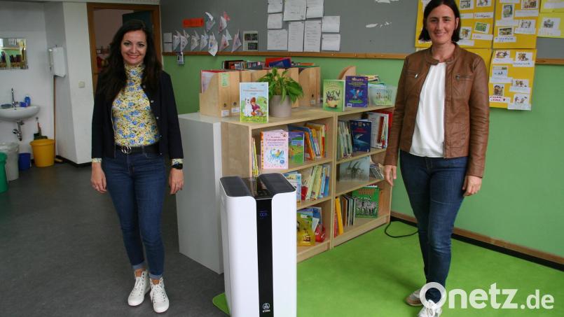 Bürgermeisterin Margit Bayer (links) und Schulleiterin Johanna Reger (rechts) informierten über die Anschaffung von 15 Luftreinigungsgeräten. Bild: fpoz