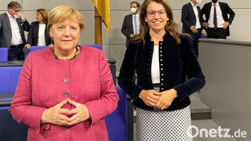 Fast wäre es auch eine Raute geworden: Martin Englhardt-Kopf (CSU) an ihrem ersten Tag in Berlin nach der ersten Sitzung der neuen Unionsfraktion mit Noch-Bundeskanzlerin Angela Merkel (CDU). Bild: Martina Englhardt-Kopf