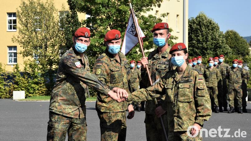 Oberstleutnant Stefan Zadlo (Zweiter von links) übergibt das Kommando von Major Tim Jantzen (links) an Hauptmann Juliane Grann (rechts). Bild: Mario Hönig/exb