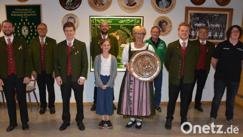 Ausgezeichnet wurden auch die Sieger des Preis- und Königschießens. Im Bild (von links) Peter Härtl, Vorsitzender Eberhard Kirchner, Julian Männer, Johannes Kirchner, Amelie Rath, Monika Paschke, Erwin Härtl, Alex Stobitzer, Franz Paschke und Maximilian Dietz. Bild: jr