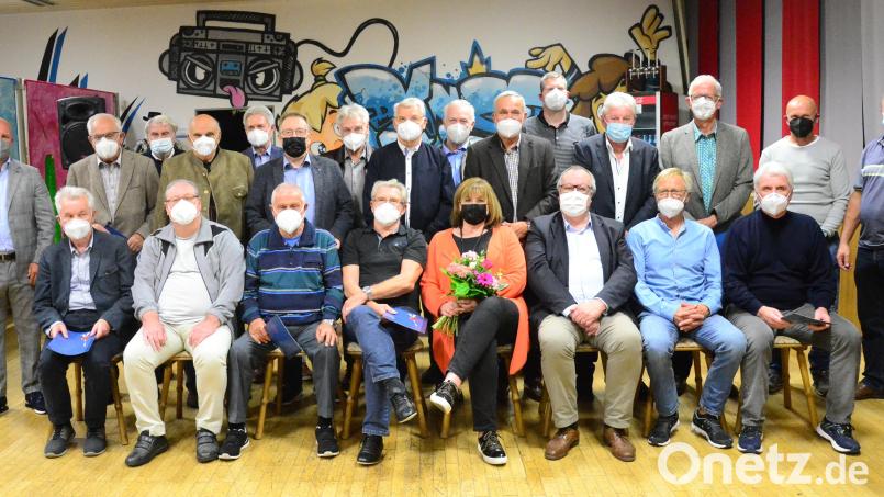 Die SpVgg SV Weiden ehrt treue Mitglieder. Bild: Kunz