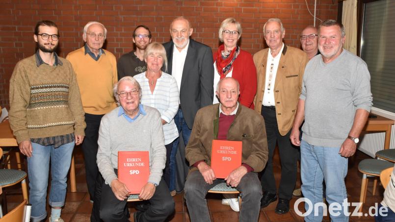 Bernhard Meiler (hinten, Vierter von links) führt die SPD Neunkirchen weiterhin. Vorne sitzend: die Geehrten Alois Schinabeck (links) und Josef Gebhardt. Bild: hcz
