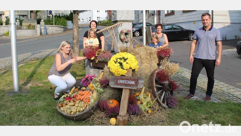 Bürgermeister Wolfgang Söllner bedankte sich bei den fleißigen Helferinnen für das Schmücken des Brunnens am Marktplatz anlässlich des Erntedankfestes. Bild: soj