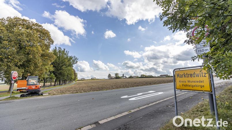 Auf der drei Hektar großen Fläche gegenüber der Straße soll das neue Wohnbaugebiet entstehen. Bild: dtr